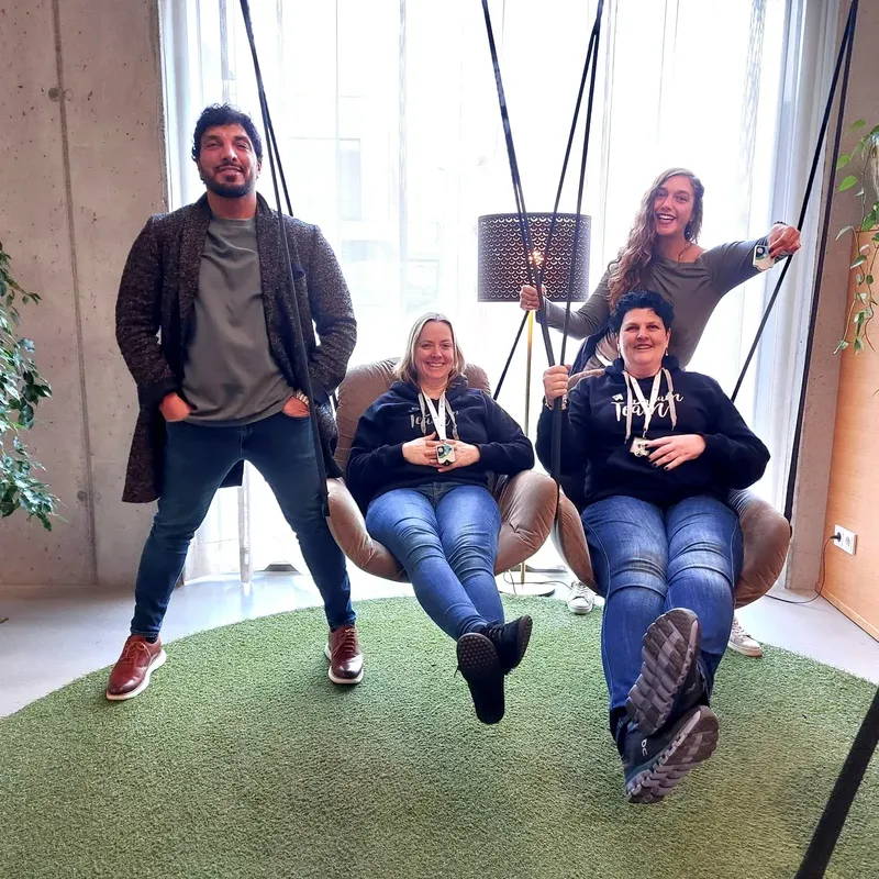 AlphaWave Team - Volkan Kurt (Gründer AlphaWave & Holistic Nation), Victoria Matache, Michaela Aßmann und Silke Wismann beim Team-Meeting