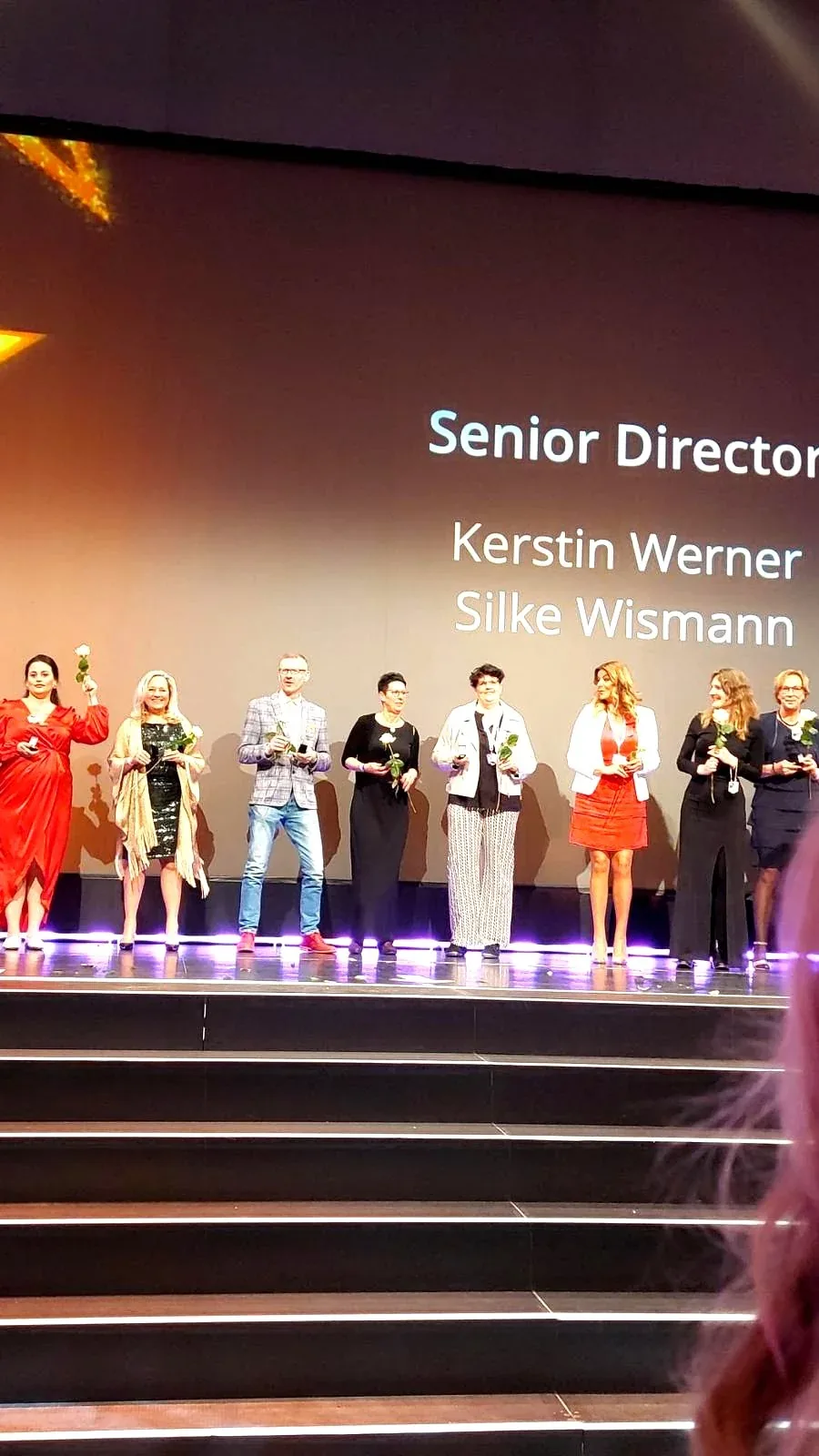 Silke Wismann Senior Director Auszeichnung - Ehrung auf der Healy World Bühne